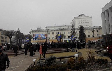 Майдан в Виннице:  Активисты собирают вече и монтируют палатки 