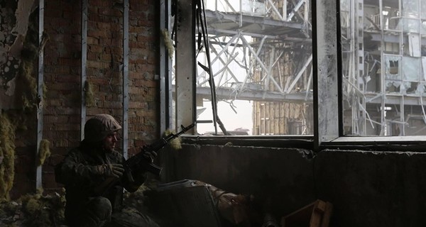 Пресс-центр АТО: Украинских военных снова обстреляли в аэропорту Донецка