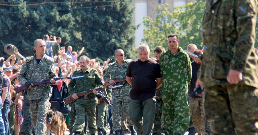 СБУ: заложников парада пленных в Донецке расстреливали за отказ участвовать в нем