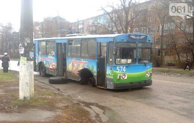 В Запорожье у троллейбуса на ходу отвалилось колесо?