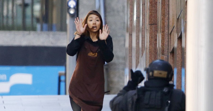 В Сиднее несколько заложников сбежали из захваченного кафе