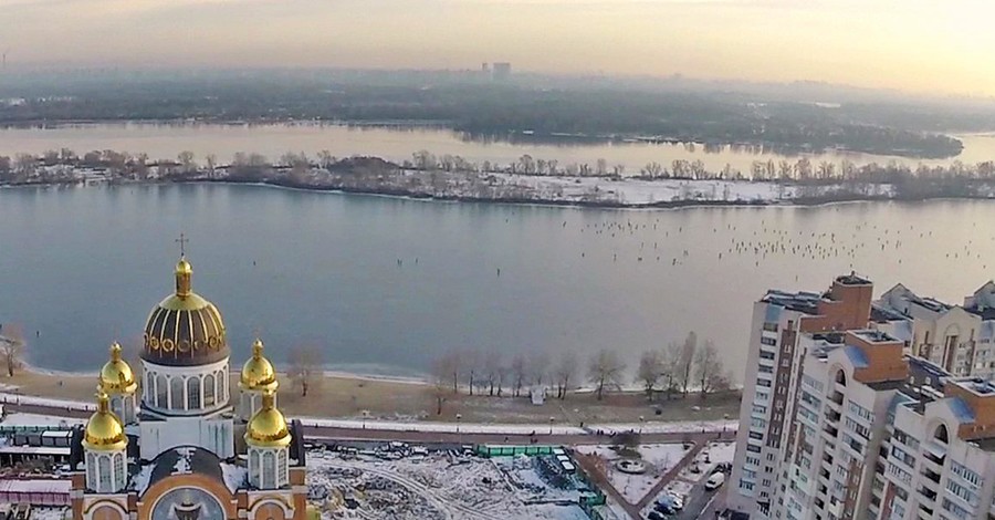 В Киеве рыбаки-экстремалы часами сидят на тающем льду