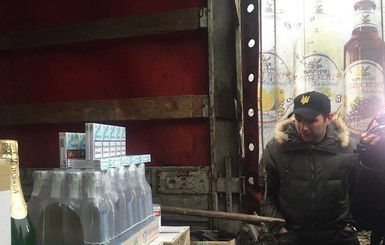 Парасюк рассказал, что в грузовиках Ахметова сигареты, водка и коньяк