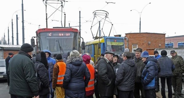 Киевляне об остановке трамваев: Шел на работу пешком, опоздал на час!