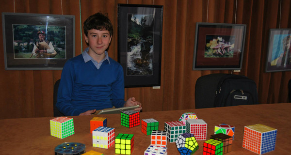 Семиклассник из Прикарпатья складывает кубик Рубика за 9 секунд 