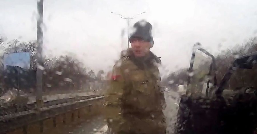 На трассе Борисполь-Киев люди в камуфляже напали на водителя с беременной женой
