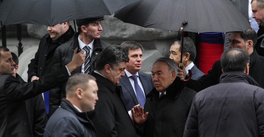 Порошенко и Назарбаев никак не могли распрощаться под дождем