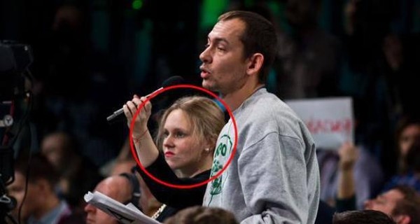 Девушка с микрофоном на пресс-конференции Путина стала звездой Интернета