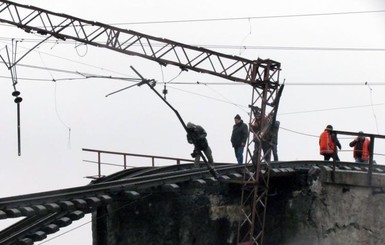 Ночь в Мариуполе: Подорван железнодорожный мост, убит охранник 