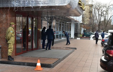 Подробности инцидента возле Рады: неизвестный бросил в депутатов 