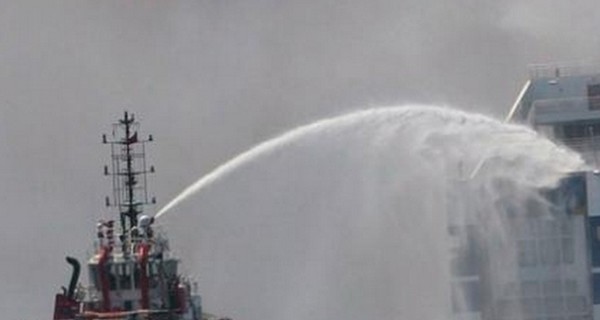 СМИ: Украинок эвакуировали с горящего в Адриатике парома  