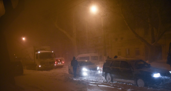 В снегопад тысячи одесситов идут домой пешком по несколько часов