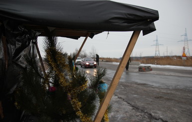 На блокпостах Нацгвардии засияли новогодние елки