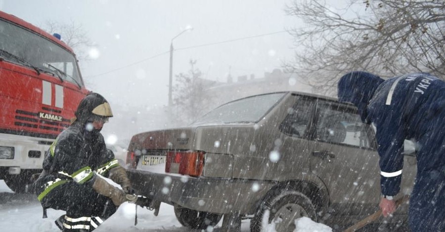 На трассах под Одессой из заносов вытащили 700 автомобилей