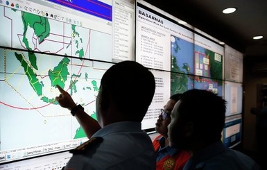 ВМС Индонезии: во время поисков самолета Air Asia обнаружены 40 тел