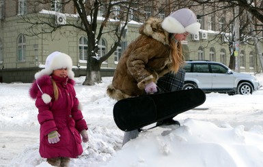 Из-за снегопада жители Днепропетровска ночевали в чистом поле и по три часа добирались на работу 