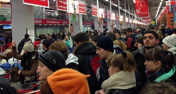 Киевляне штурмуют супермаркеты и магазины подарков