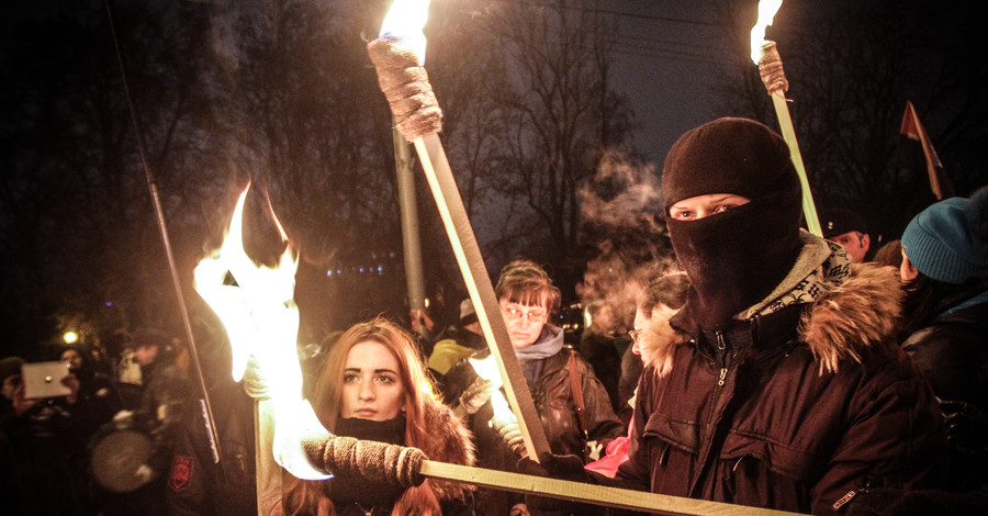 Факельное шествие в честь Бандеры в Киеве: перекрытые улицы и часовой митинг