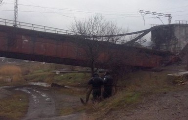 Взорванный мост в Мариуполе заработает уже через неделю
