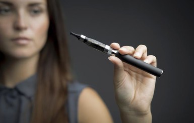 Бросить курить помогут электронные сигареты и гипноз