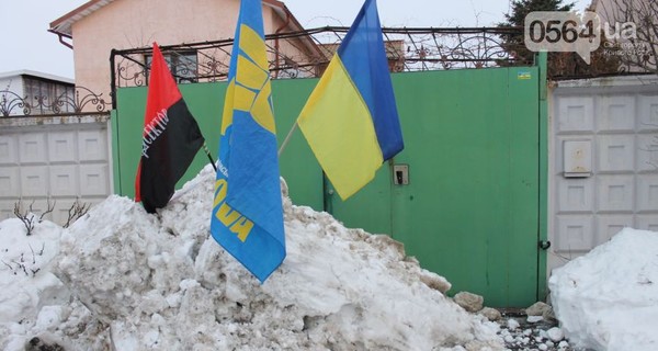 В Кривом Роге люди привезли домой мэру пять тонн снега – в знак протеста 