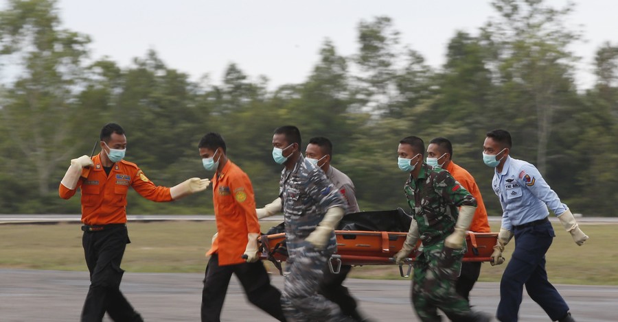 В Яванском море нашли 39 тел пассажиров самолета Air Asia