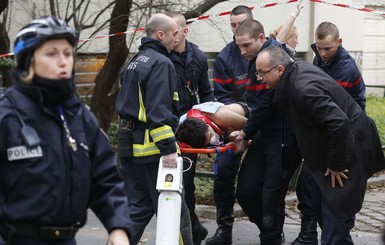 Во Франции взорвали редакцию журнала и расстреляли 12 человек 
