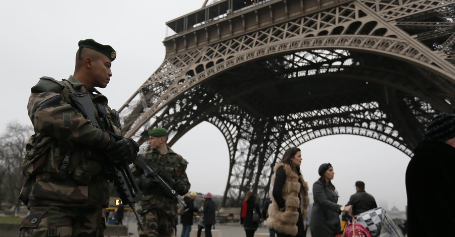 Террористы, расстрелявшие сотрудников парижского журнала, все еще на свободе