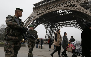 Террористы, расстрелявшие сотрудников парижского журнала, все еще на свободе