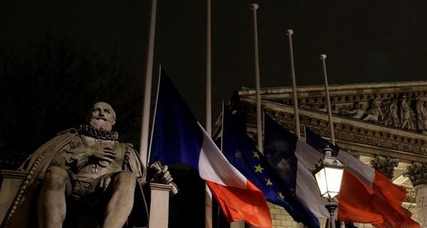Из-за теракта в Париже власти Франции объявили трехдневный траур