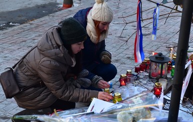 В Киеве к посольству Франции принесли цветы и свечи