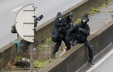 Полицейские Парижа начали операцию по задержанию террористов