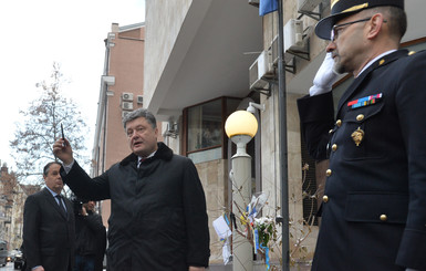 Порошенко сравнил теракт в Париже с событиями в Украине