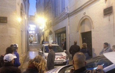 Французский грабитель, взявший заложников в ювелирном магазине, сдался полиции