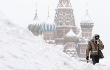 В Москве из-за снегопадов отменили десятки авиарейсов