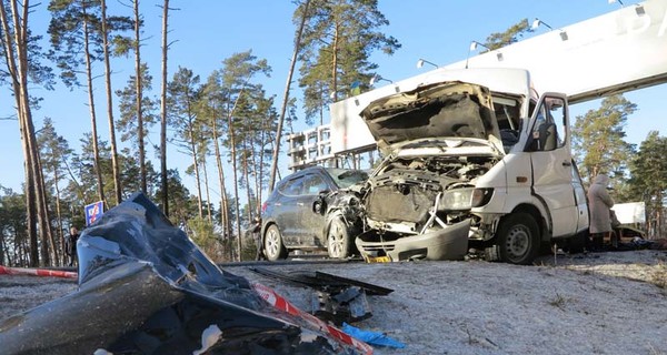 Число пострадавших в аварии с маршруткой под Киевом достигло 17 человек