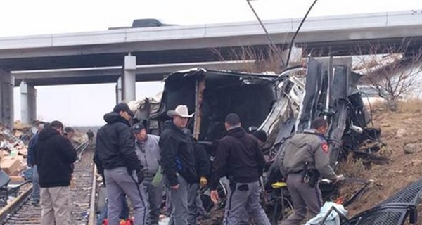В США автозак столкнулся с поездом, погибли 10 человек