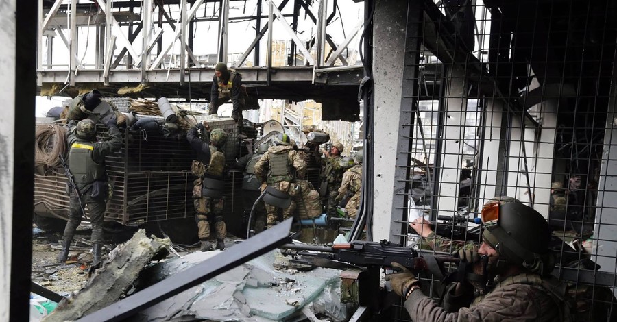 Донецкий аэропорт снова обстреливают, бойцы 