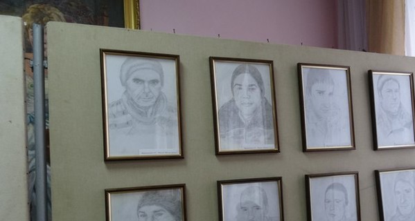 Молодая парикмахер нарисовала портреты участников АТО
