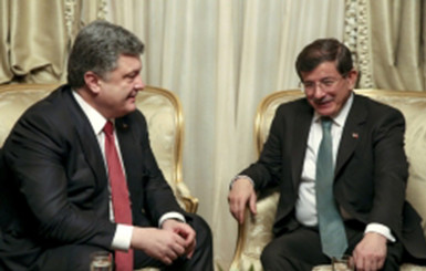 Порошенко обсудил положение крымских татар с премьером Турции
