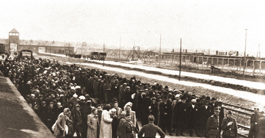Польша поминает узников Освенцима 