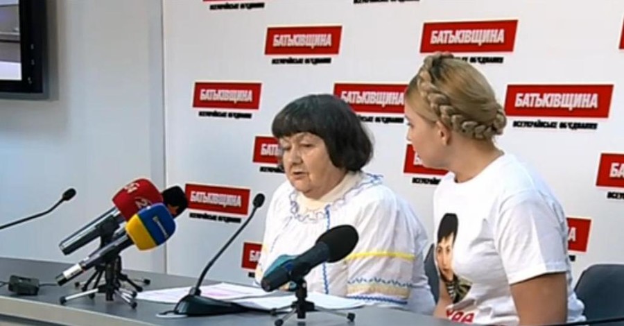 Мама Савченко сюрпризом приехала на пресс-конференцию к Тимошенко