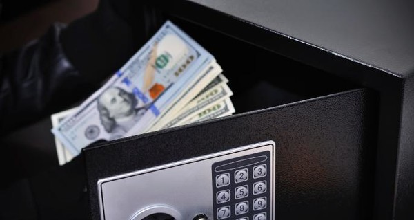 Во Львове из пункта обмена валют украли сейф с деньгами