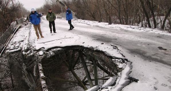 По взорванному мосту у Станицы Луганской продолжают ездить машины