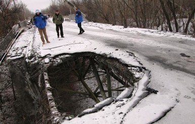 По взорванному мосту у Станицы Луганской продолжают ездить машины