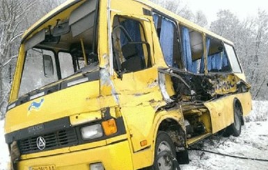 В Сумской области школьный автобус столкнулся с грузовиком