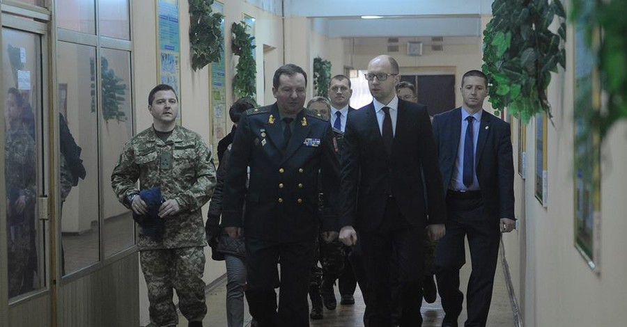 Яценюк: солдатам будут доплачивать тысячу гривен за 