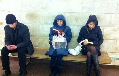 В Киеве пассажиры метро читают книги Аделаджи и Пелевина