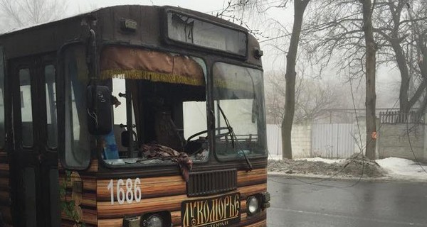В Донецке снова обстреляли троллейбус и пункт выдачи гуманитарки, есть жертвы