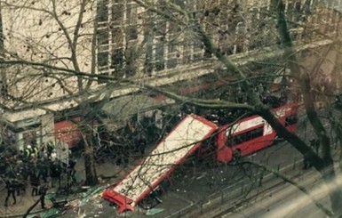 Посреди Лондона развалился двухэтажный автобус